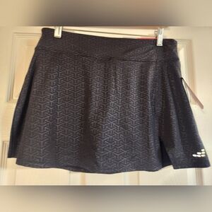 ✨️✨️NWT✨️✨️ BCG Mid Rise Slit Embossed Skort